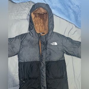 The North Face Coat gently worn no wear or tear. 6t